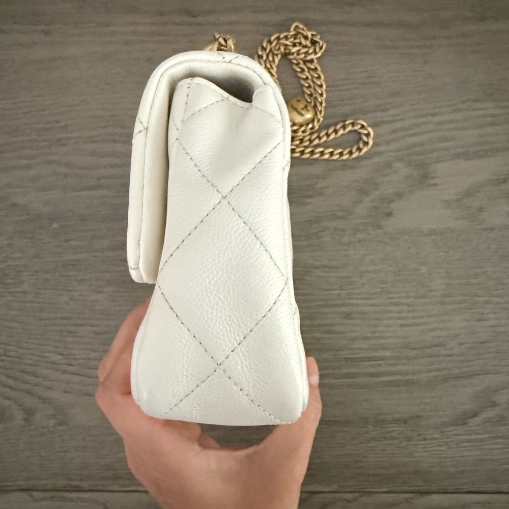 Chanel Cream Quilted Crossbody Bag with Gold Chain - Picture 4 of 5